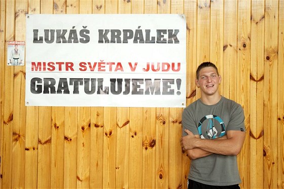 Takhle Lukáe Krpálka pivítali v USK Praha po zisku juniorského titulu mistra svta. Dvacetiletý talent by se nezlobil, kdyby podobná cedule visela na zdi i po mistrovství Evropy.