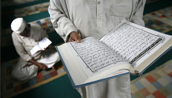 Pravovrní muslimové jsou na zacházení s Koránem mimoádn hákliví. Ilustraní snímek