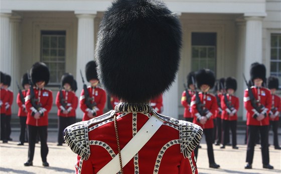 Cameron Reilly patí k tzv. skotské gard, který defiluje ped Buckinghamským palácem v ervených uniformách s vysokým epcem. Ilustraní foto.