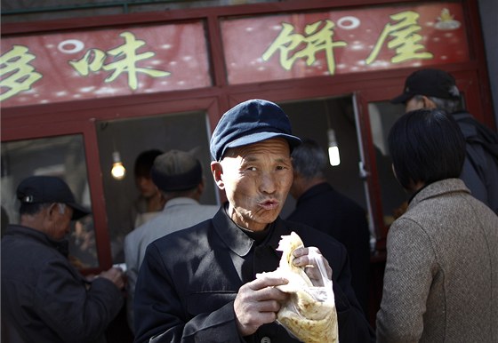 ían pojídá svainu ped obchodem v Pekingu. Ilustraní foto