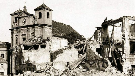 Pumy smetly i budovy u kostela sv. Vojtěcha.