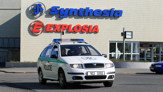 Policisté ped areálem chemiky Explosia v Pardubicích-Semtín. (20. dubna 2011)