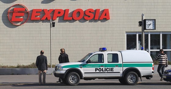 Policisté před areálem chemičky Explosia v Pardubicích-Semtíně. (20. dubna 2011)