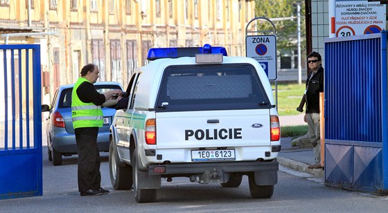 Policisté ped areálem chemiky Explosia v Pardubicích-Semtín. (20. dubna 2011)