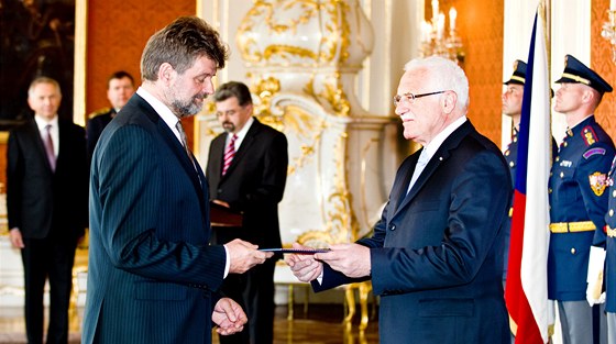 Snímek ze jmenování Jana Kubiceho ministrem vnitra (21. dubna 2011)