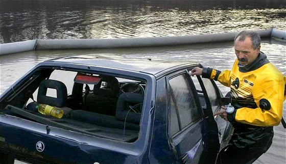Utopené auto vytáhli hasii z vody za pomoci jeábu. (ilustraní snímek)