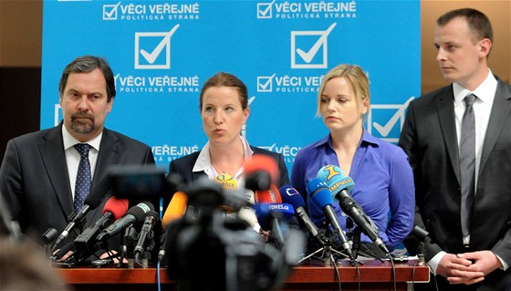 Poslanci Vcí veejných (zleva) Radek John, Karolína Peake, Kateina Klasnová a Viktor Paggio na tiskové konferenci po jednání poslaneckého klubu strany. (26. dubna 2011)
