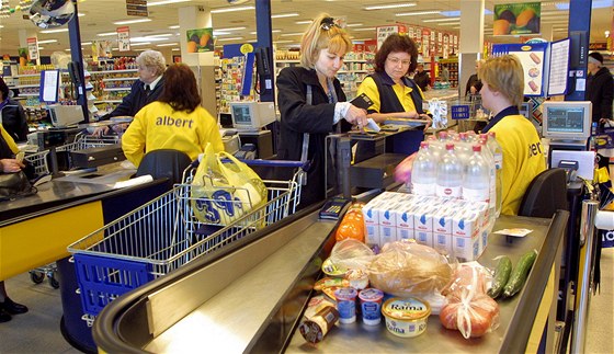 V supermarketech Albert mají pokladní monost sedt, jen v Ostrav-Porub to skoro dva msíce neplatilo. Ilustraní snímek
