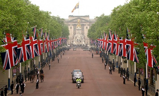 Automobil s princem Williamem a jeho bratrem Harrym odjídí od Buckinghamského paláce. (29. dubna 2011)