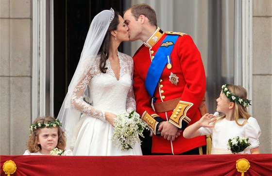 První manelský polibek Williama a Kate se dostal i na obal svatebního alba.