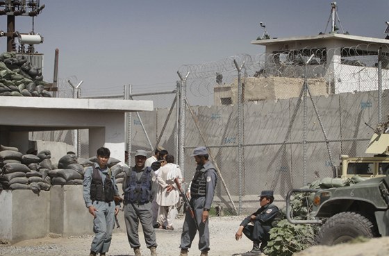 Policisté ped hlavní bránou vznice v jihoafghánském Kandaháru, z které uteklo tém pt set vz, pedevím písluník Talibanu