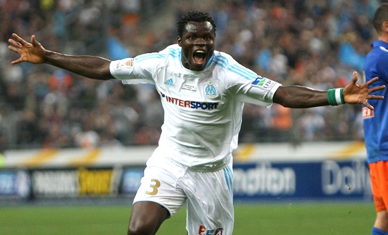 FALENÝ ZPV. Takhle se Taye Taiwo Ismaila z Olympique Marseille radoval na hiti, zato pozdjí oslavy zisku Ligového poháru mu pinesly nepíjemnosti.