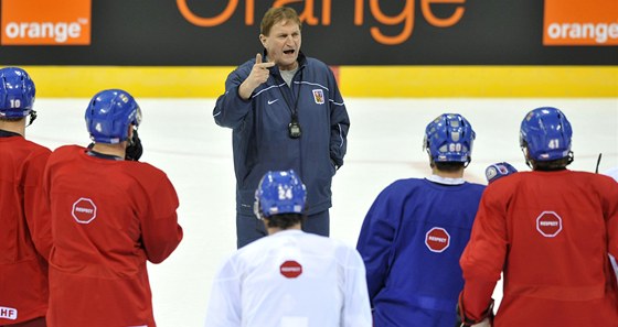DIRIGENT BEZ TAKTOVKY. Trenér eských hokejist Alois Hadamczik poprvé pedstoupil ped svj tým na led, kde se hrái stetnou o body na mistrovství svta.