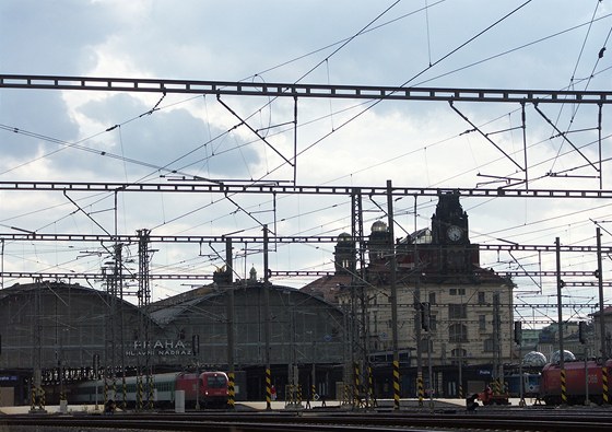 Problámy působí i poškozená výhybka na hlavním nádraží v Praze.