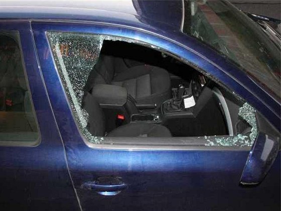 Rozbitým oknem u spolujezdce se zloději dostali k páčce otevírající kapotu.