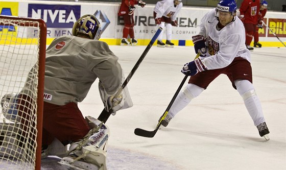 KAM HO CHCE�? Patrik Eliá� zkou�í b�hem tréninku národního mu�stva blafá�ky.