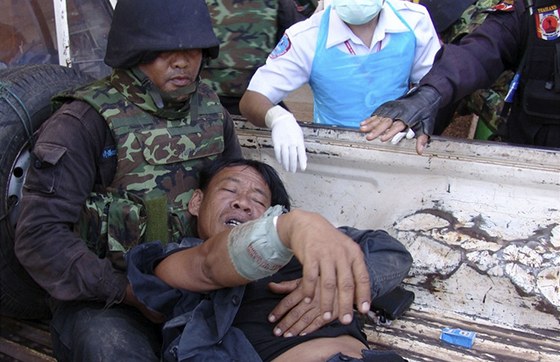 Kolega pivezl zranného thajského vojáka do nemocnice (22. dubna 2011)