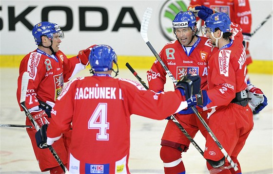 Takhle se Jaromír Jágr radoval s Karlem Rachnkem na eských hokejových hrách v Brn ped ampionátem v Bratislav
