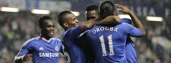 Fotbalisté Chelsea se radují: zleva Essien, Malouda, Mikel, Drogba