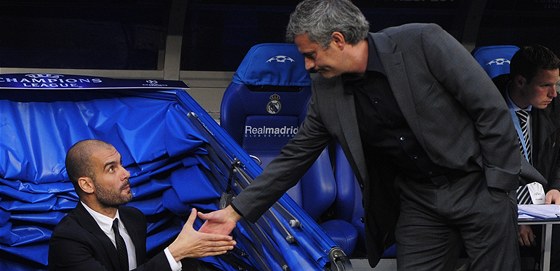 José Mourinho (vpravo) a Josep Guardiola. Trenéi Realu a Bacelony se zdraví...