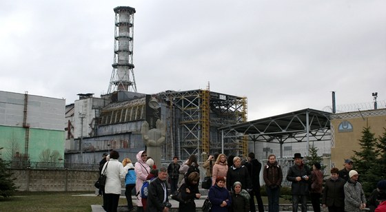 ernobylský IV. reaktor se sarkofágem. Dnes i oblíbená turistická atrakce