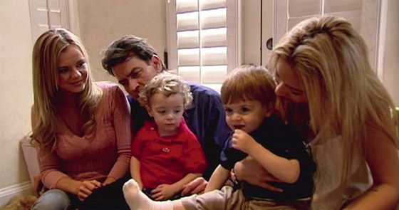 Charlie Sheen se svými syny, jejich chvou a pornoherekou Bree Olsenovou