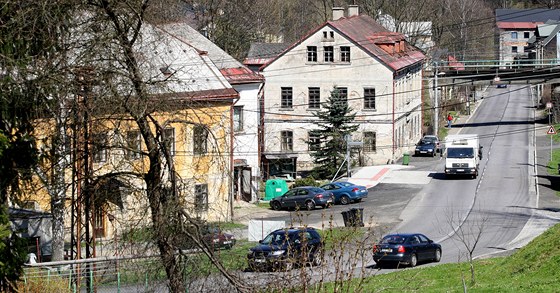 Nová silnice vedoucí z Jablonce nad Nisou do Tanvaldu nevydrela ani jednu zimu. Povrch vozovky se bude muset poloit znovu. Na snímku je msteko Smrovka, kterou silnice I/14 protíná.