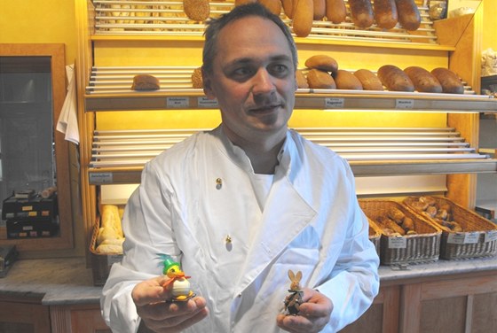 Dráanský peka Thomas Scheinert je jedním z tch, kteí dlají velikononí chléb.
