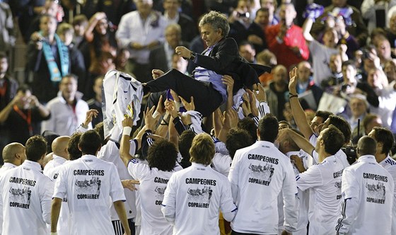 ZASE HRDINOU. Trenér Realu Madrid José Mourinho nad hlavami hrá po triumfu ve panlském poháru. 