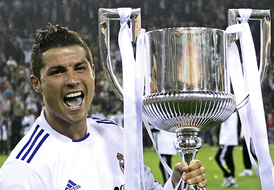 S POHÁREM. Cristiano Ronaldo z Realu Madrid s trofejí pro vítze panlského...