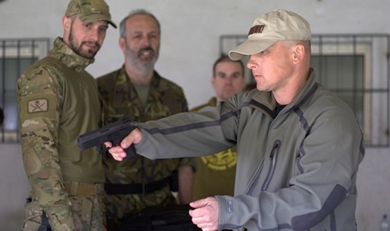 Bývalý éf speciální jednotky vojenské policie Lumír Nmec pedvádí novinku uherskobrodské zbrojovky CZ 75 P-07 Duty (20.4.2011)