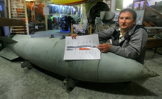 Letecké muzeum v Detné vystavuje napodobeninu pumy, která dokázala simulovat jaderný výbuch. Na snímku je vedoucí muzea Radek Novák.  