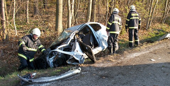 Osobní auto nabourané pi nehod u Dolního Tebonína.