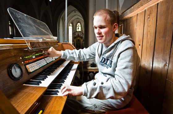 Devatenáctiletý Petr Mottl je slepý a v dtství prodlal dtskou mozkovou obrnu. Pesto se vnuje hudb a hraje mimo jiné na varhany v kostele Nanebevzetí Panny Marie v Jindichov Hradci.