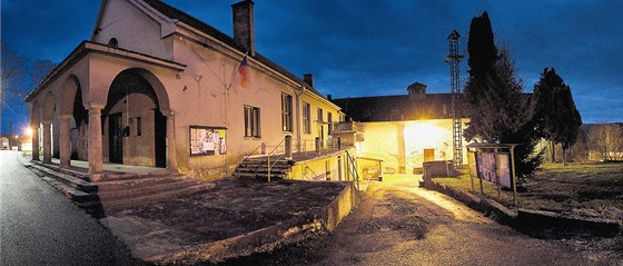 Obec Ostrolovský Újezd hledá investora, který by vrátil ivot bývalému místnímu pivovaru. 