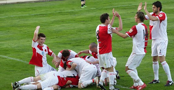 Fotbalisté tetiligové Hanácké Slavie Kromí se radují z postupu do semifinále domácího poháru.