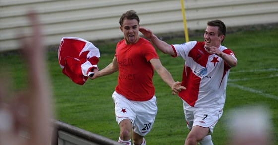 Alidin Hajdarovi (vlevo) z  Hanácké Slavie Kromí se raduje z vítzného gólu.