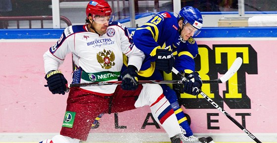 védský hokejista Tom Wandell (vpravo) v souboji s Jevgenijem Arjuchinem z týmu Ruska.