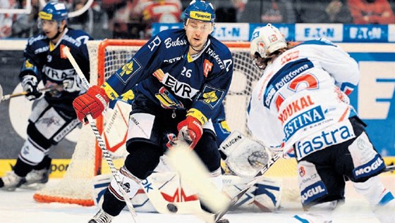 Píjemné zpestení Obránce jihlavských hokejist Tomá Ficenc na konci sezony pomáhal extraligovým Vítkovicím.