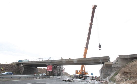 Na silnici mezi Jesenicí a íany u Prahy ji pes dálnici D1 dlníci nový most postavili.