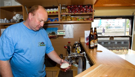 Výep na kolejích: ve vagonu mete ochutnat napíklad Postiinské pivo.