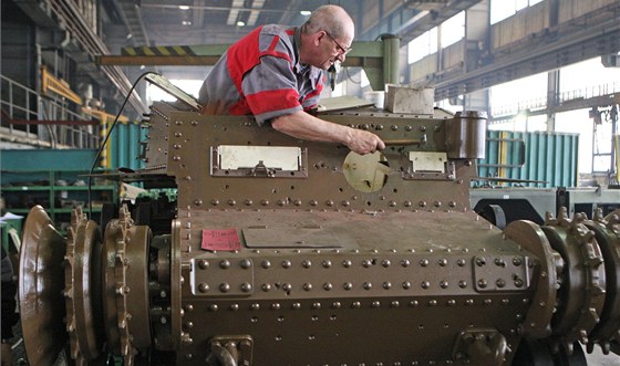 Odborníci v novojičínském podniku opravují legendární tank LT 35.