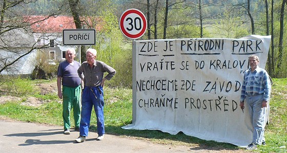 Lidé protestují proti automobilovému závodu, která povede chránnou oblastí v okolí Stely.