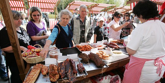 Farmářské trhy se konají v centru Karlových Varů. Řada prodejců je letos zaskočena výší pronájmu.