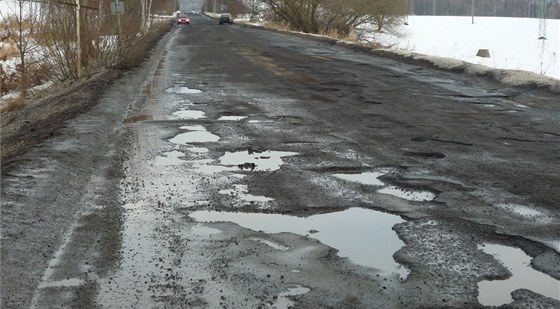 Nkteré silnice jsou po zim v takovém stavu, e se nkde dírám u ani nedá vyhýbat. Lidé ze západní ásti Prostjovska jsou ze spojnice s bývalým okresním mstem zoufalí. (Ilustraní snímek)