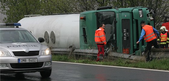 Pevrácená cisterna, která nedaleko Lotic zablokovala rychlostní silnici R35 ve smru z Olomouce do Mohelnice.