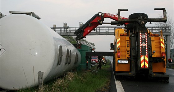 Vyproovn pevrcen cisterny, kter nedaleko Lotic na devt hodin zablokovala rychlostn silnici R35 ve smru z Olomouce do Mohelnice.