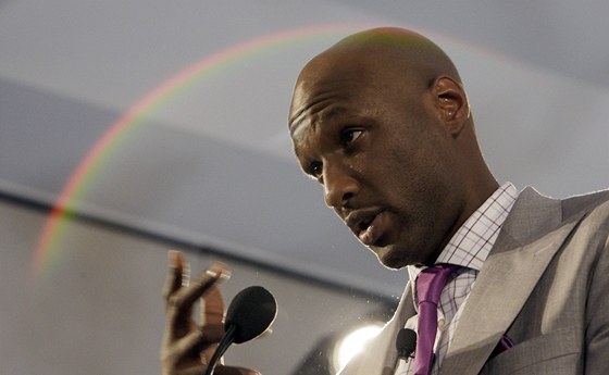 Lamar Odom z LA Lakers pebírá trofej pro nejlepího náhradníka sezony v NBA.