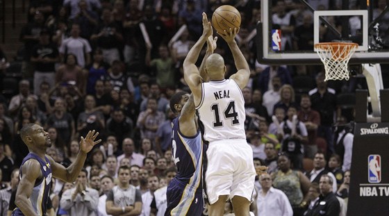 Gary Neal ze San Antonia Spurs stílí trojku proti Memphisu Grizzlies.