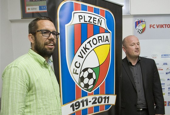 Fotbalisté Viktorie Plze dostali ke sto letm nové logo. Pedstavili ho hrá Pavel Horváth (vlevo) a éf klubu Adolf ádek.